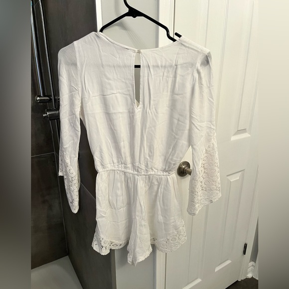 Abercrombie & Fitch Women’s XS Romper, Cream/ Off White Crochet Lined V-Neck - Picture 4 of 4